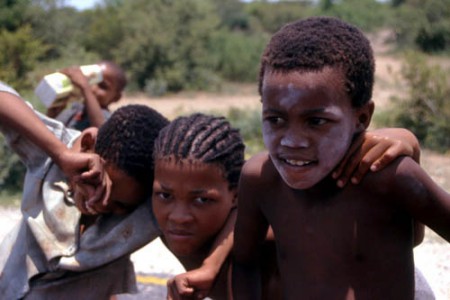 bambini lungo la strada presso Ghanzi